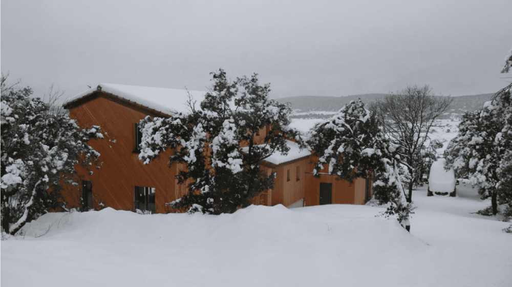 Vue entrée du terrain sous la neige